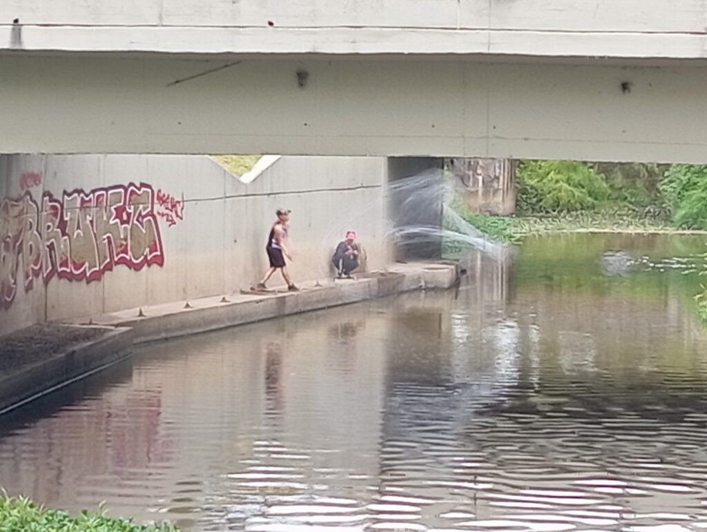 Jovenes pescando en el río Teusaca